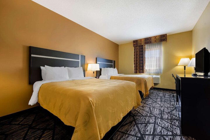 1 Queen Bed Accessible (5 of 13)