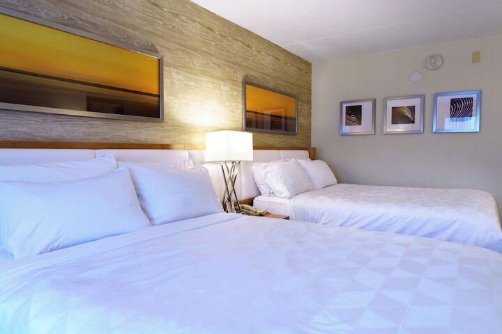 2 Queen Beds (2 of 4)