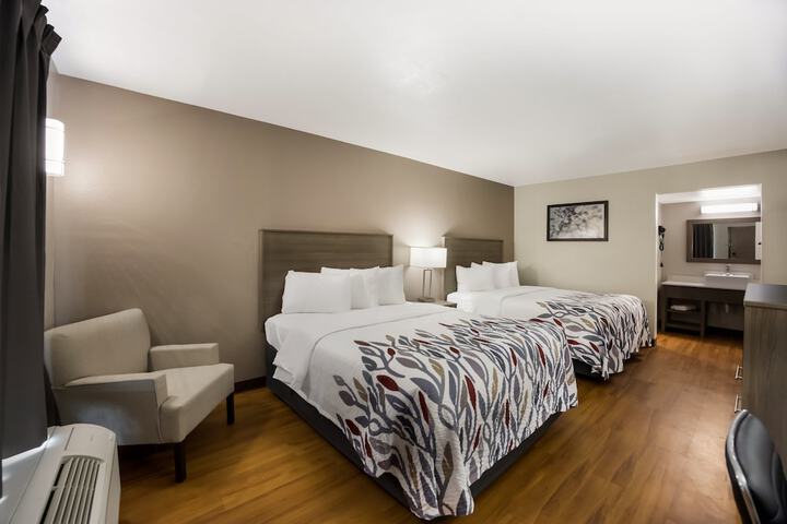 Deluxe 2 Queen Beds (3 of 4)