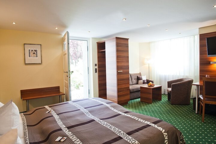 Room 10 of 38