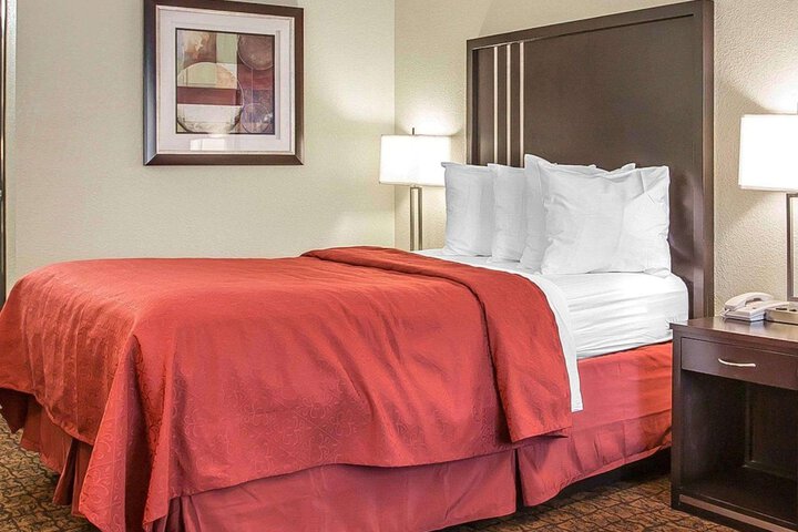 1 Queen Bed (11 of 13)