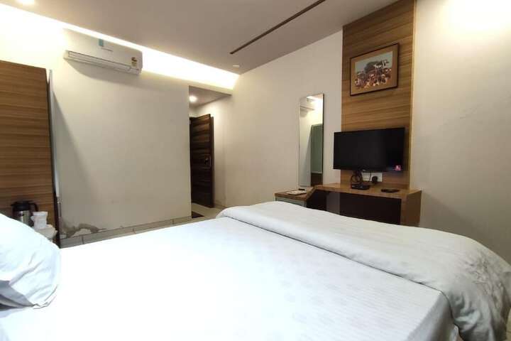 Room 2 of 10