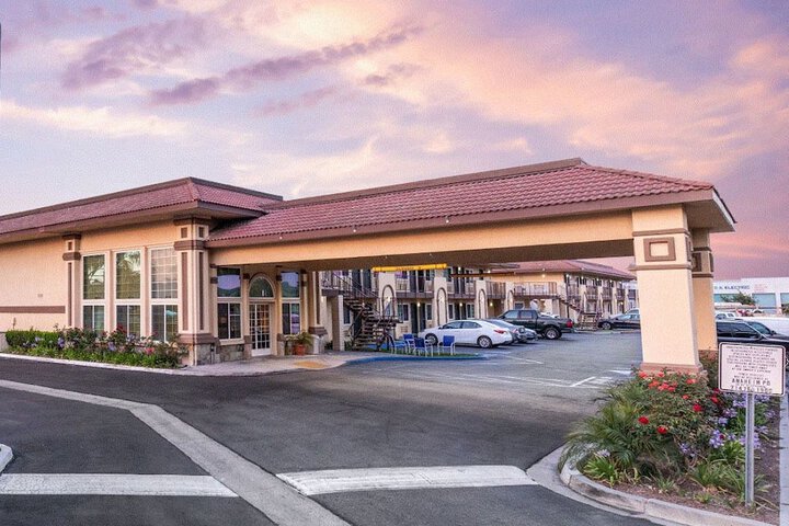 Signature Anaheim Maingate