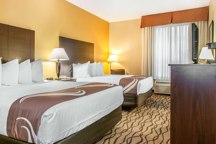 2 Queen Beds (7 of 14)