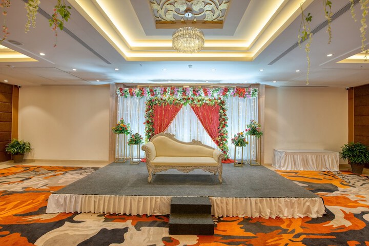 Ballroom/Hall 44 of 52