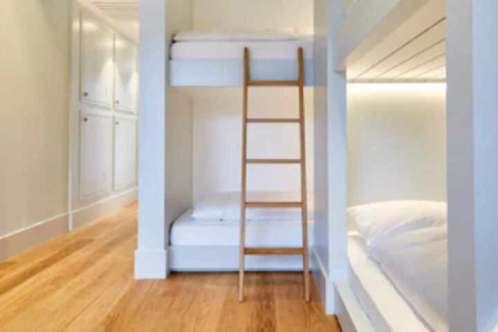 Room 32 of 77