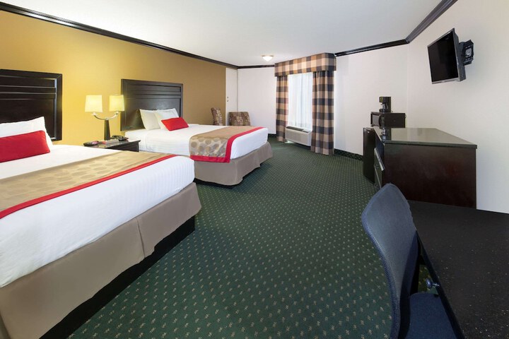 1 Queen Bed (12 of 18)