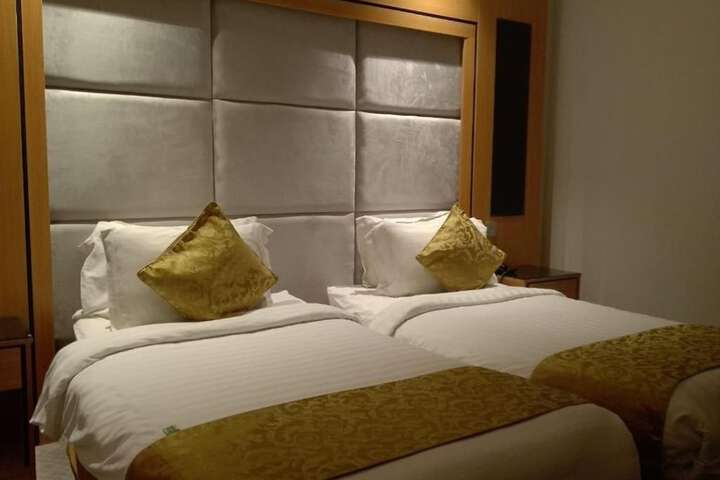 Room 4 of 9