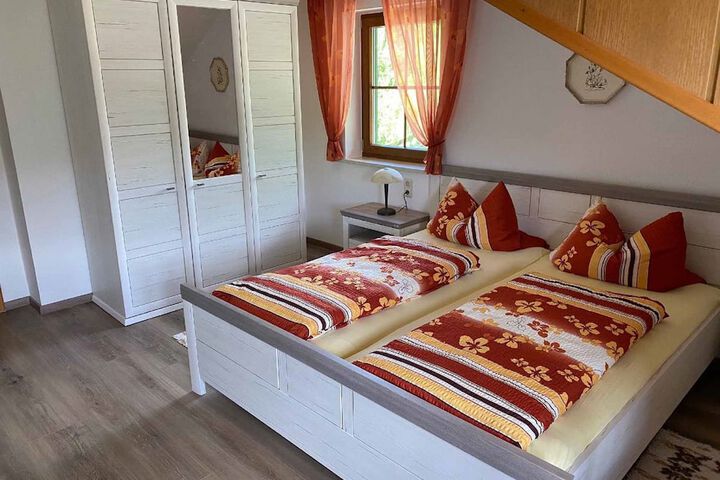 Room 6 of 28