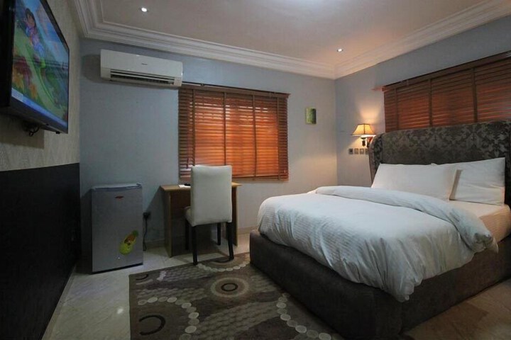 Room 7 of 16
