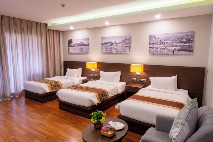 Room 8 of 100