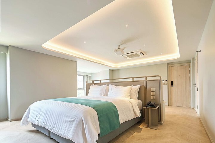 Room 83 of 212