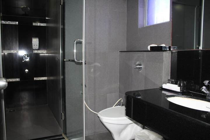 Room 24 of 34