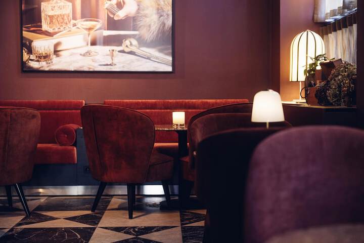Lounge 105 of 127