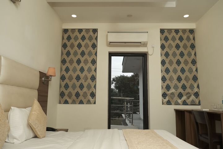 Room 4 of 6