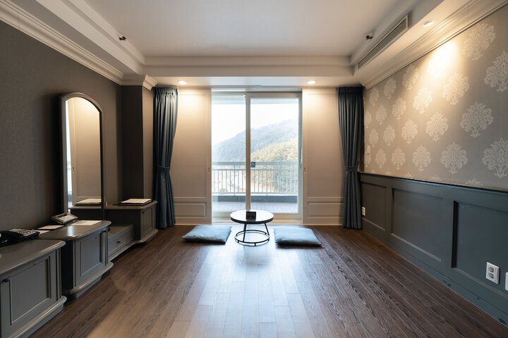 Room 7 of 65