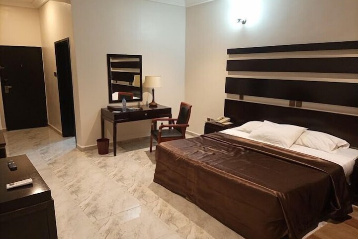 Room 9 of 65