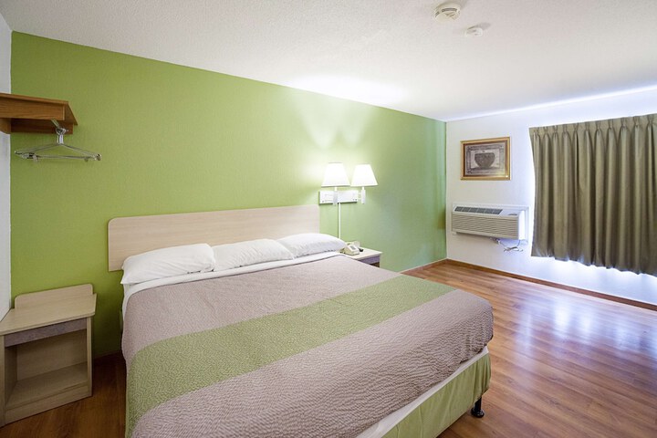 1 King Bed Refrigerator (3 of 10)