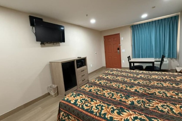 Room 6 of 16