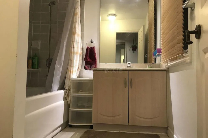 Room 6 of 9