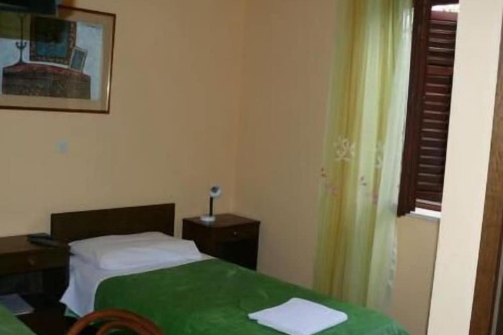 Room 11 of 44