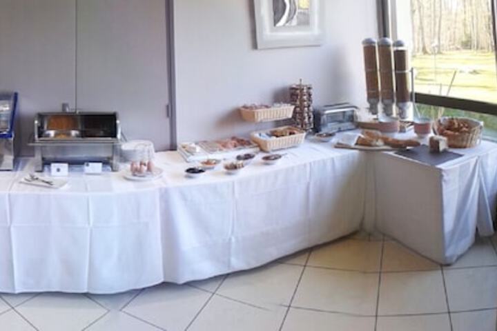 Breakfast/Coffee Service 26 of 38