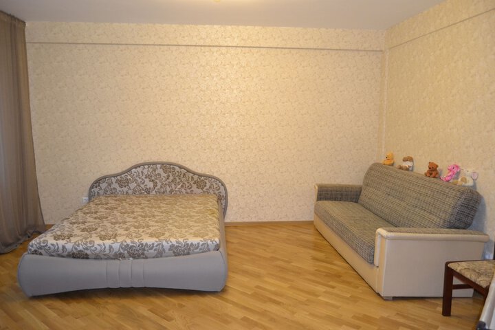 Room 2 of 77