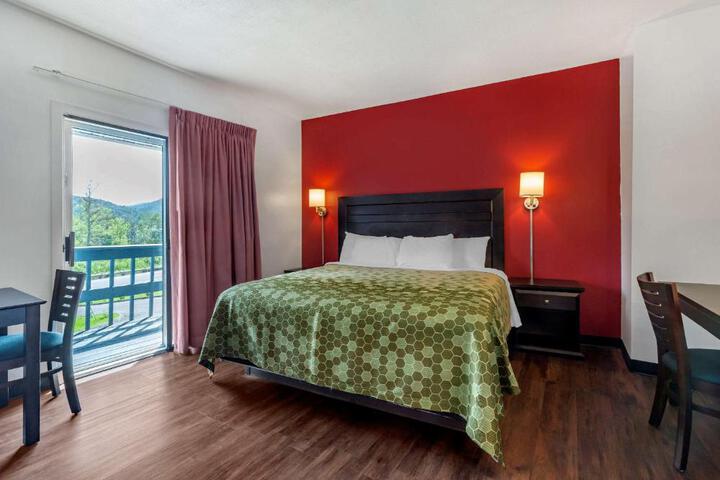 1 King Bed (6 of 9)
