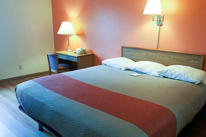 1 King Bed (10 of 13)