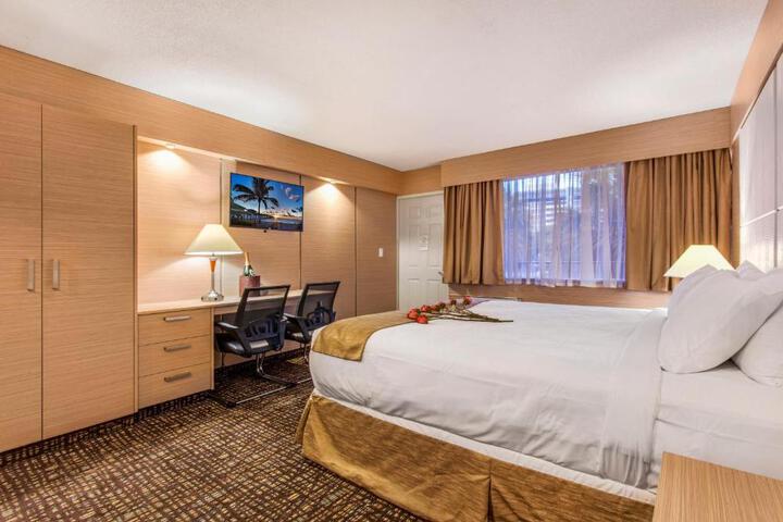 1 Queen Bed (5 of 12)