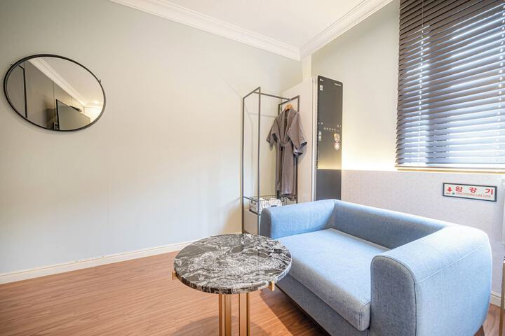 Room 12 of 28