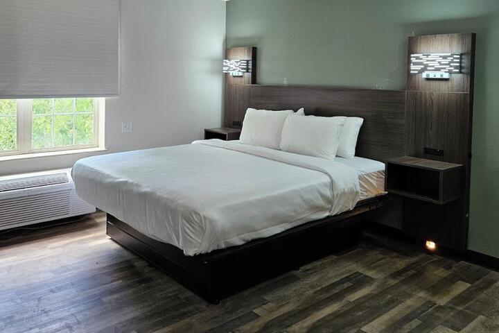 1 King Bed (1 of 14)