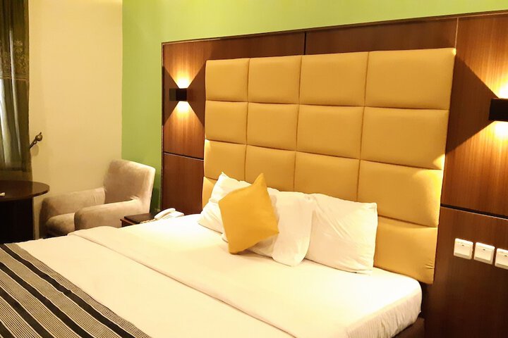 Room 8 of 12