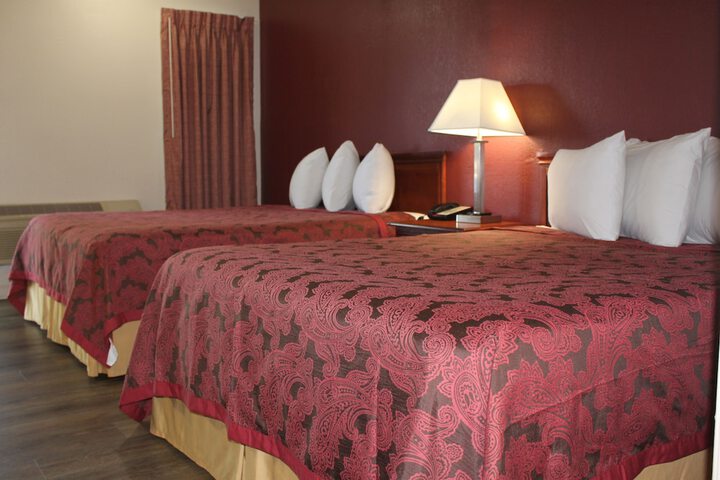 2 Queen Beds (10 of 12)
