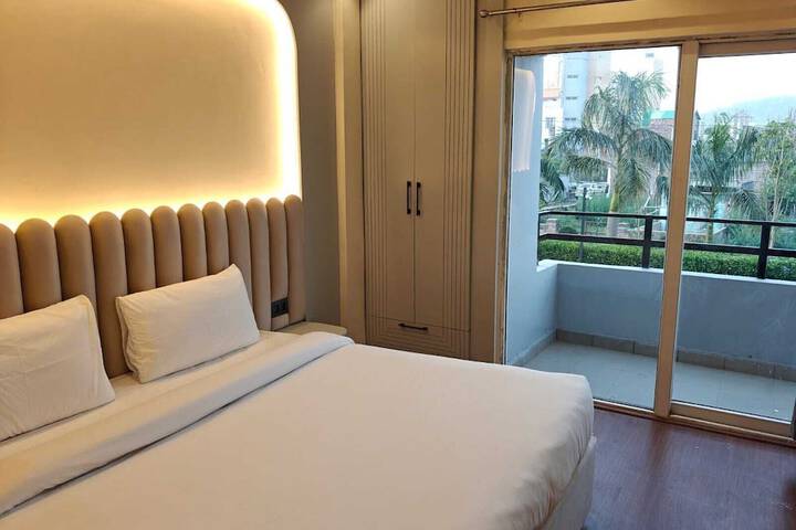 Room 28 of 143