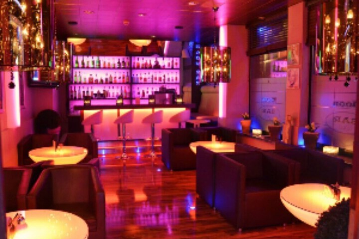 Lounge 37 of 39