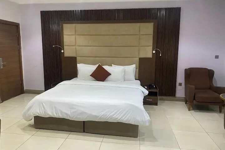 Room 2 of 38