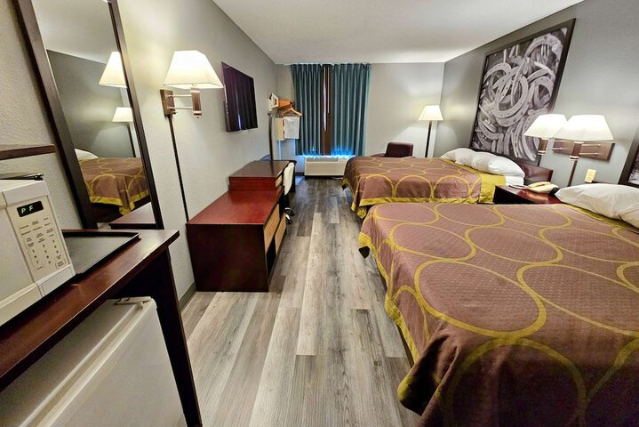 1 Queen Bed (4 of 4)