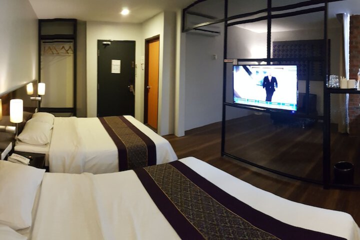 Room 32 of 43