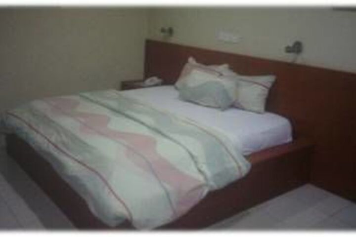 Room 13 of 18