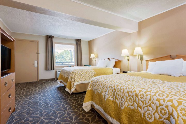 2 Double Beds