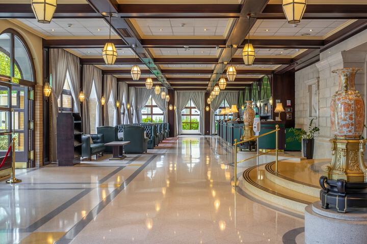 Entrance & Lobby