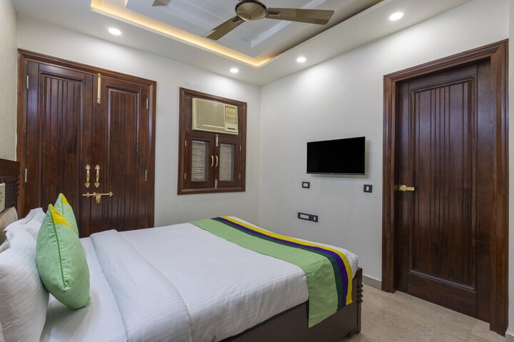Room 9 of 34