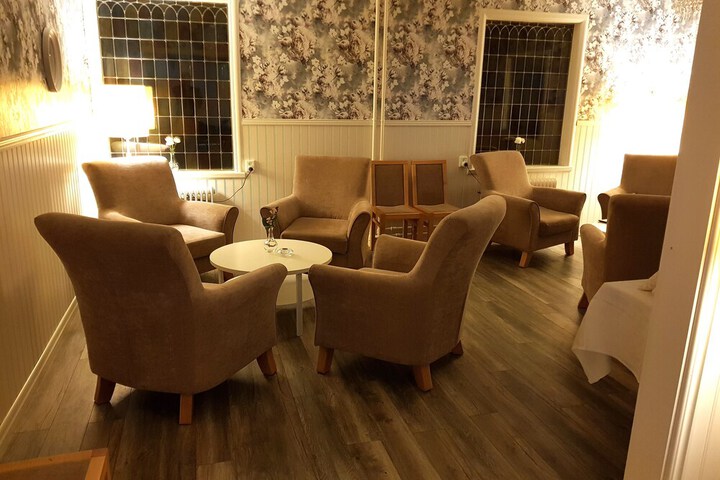 Lounge 37 of 62