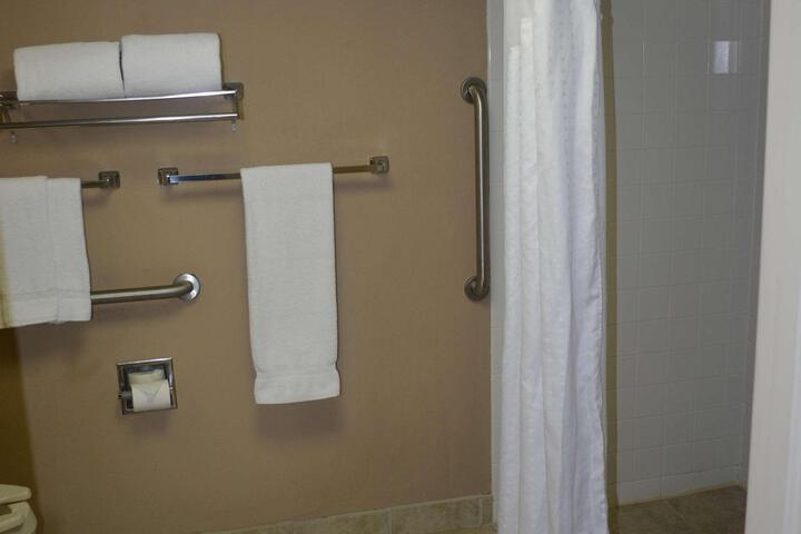 2 Queen Beds Microwave, Refrigerator WiFi Full Breakfast (3 of 14)