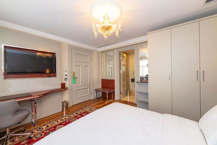 Room 34 of 102