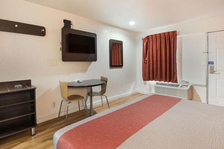 1 King Bed Micfridge (7 of 7)