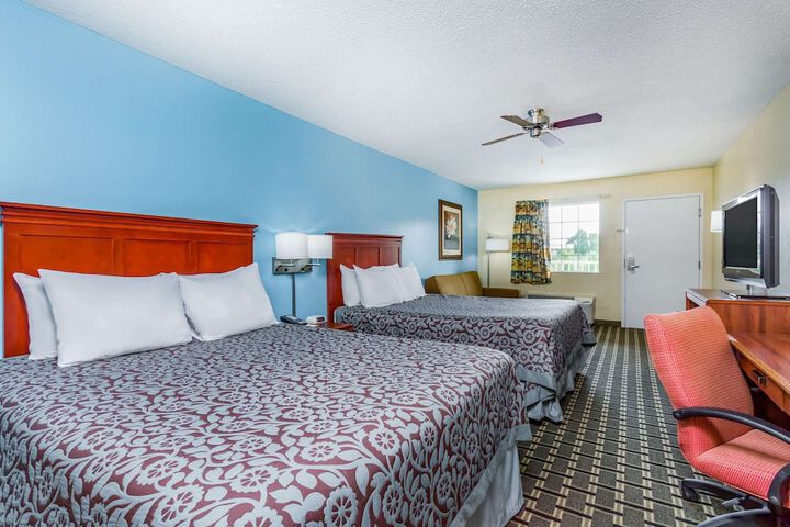 2 Queen Beds (4 of 10)