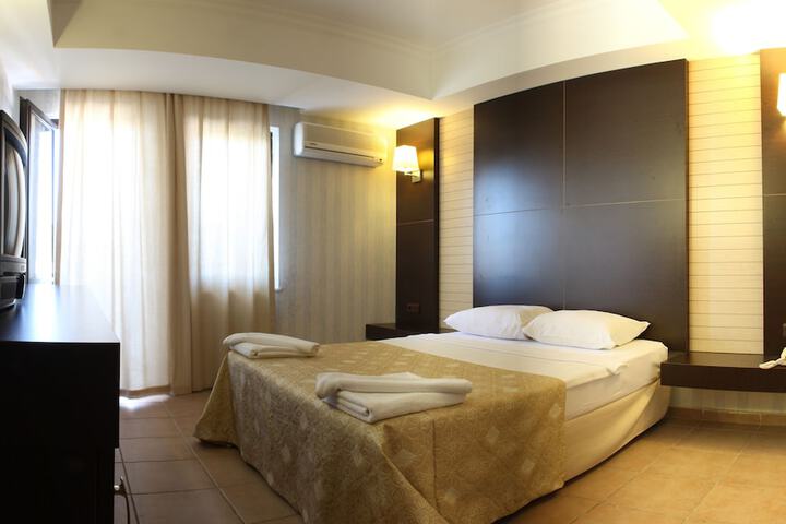 Room 5 of 28