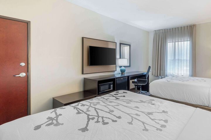 2 Queen Beds (7 of 10)